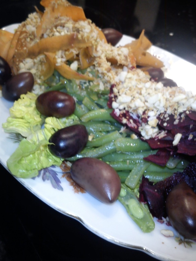 Salat med grønne bønner, rodfrugter , nøddedrys og oliven