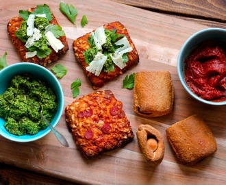 Pimpede fuldkorns foccacia og pølsehorn med spicy karry-ketchup