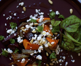 Lun bagt salat med feta, balsamico-løg og pinjekerner