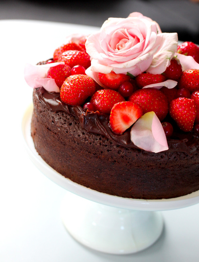 Intens chokoladekage med chokoladecreme og jordbær