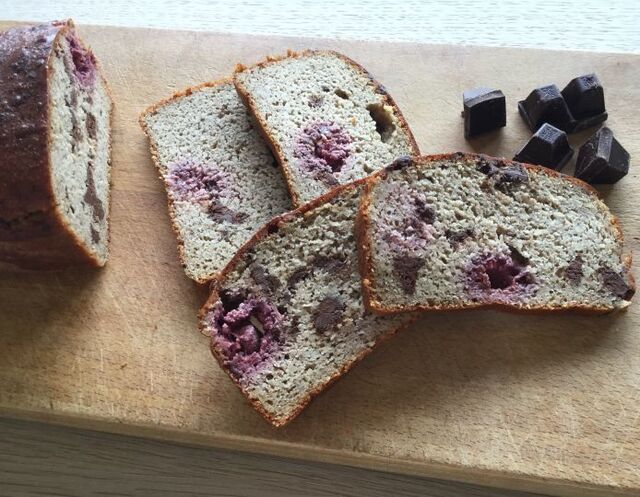 Glutenfrit brunchbrød med banan, hindbær og chokolade - bagt på mandelmel