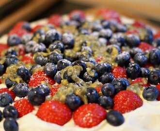 Pavlova med jordbær og blåbær (glutenfri)