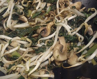 Spinat, Champignon Wok med nudler og  soya