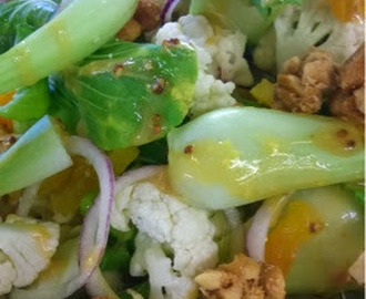 Salat med pak choi , honning ristet peanuts og senneps dressing .