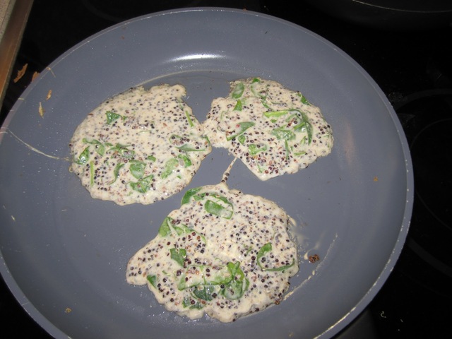 Små quinoa-spinat pandekager