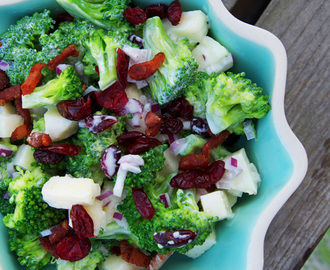 Broccoli salad with apple & bacon