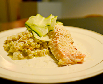 Laksestykker med lime, ingefær og sesam. Bygotto med fennikel og porrer!