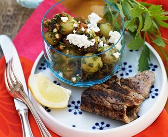 Kartoffelsalat med løvstikke, mandler og feta og kalvesnitsel