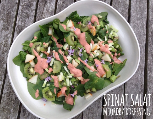 Spinat salat med jordbærdressing.