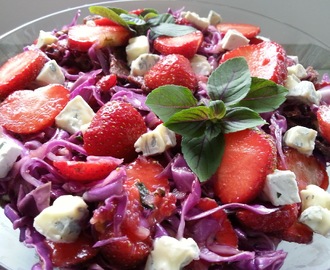 Smuk rød salat med jordbær og spidskål
