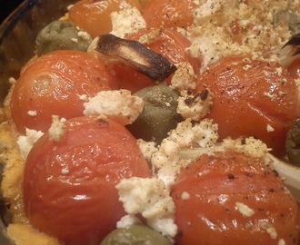 Tomattærte med pesto, oliven og feta
