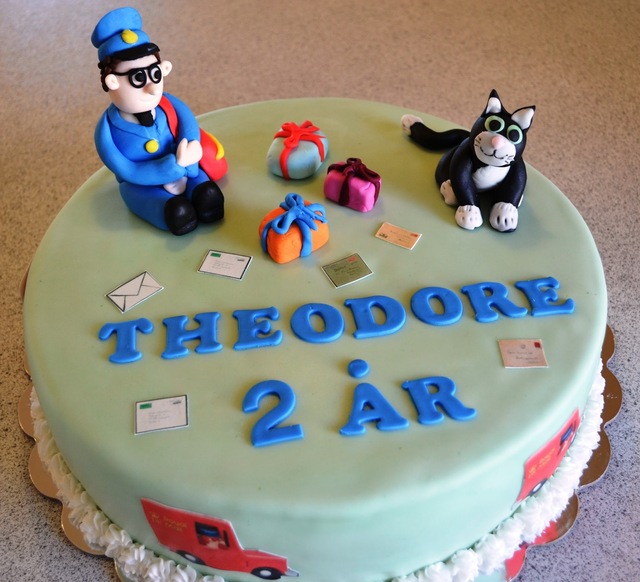 Postmand Per kage til Theodore.
