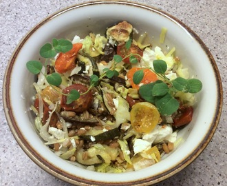 Rustik salat med perlerug, aubergine, squash, tomater og fetaost