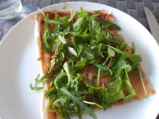 Pizza med gravet laks, persillepesto og rucula