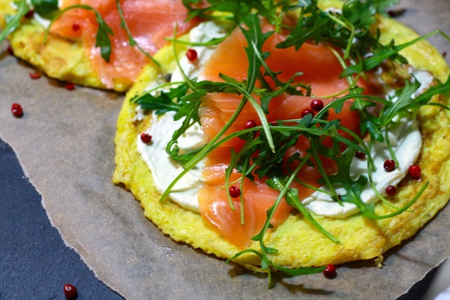 Æggepandekage med røget laks, rucola og wasabi-creme