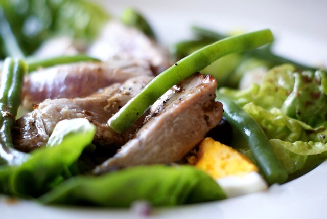 Salat a la Nicoise med friske grillede tunbøffer