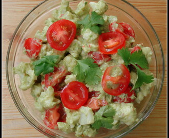 Blomkålssalat med avocado og tomater
