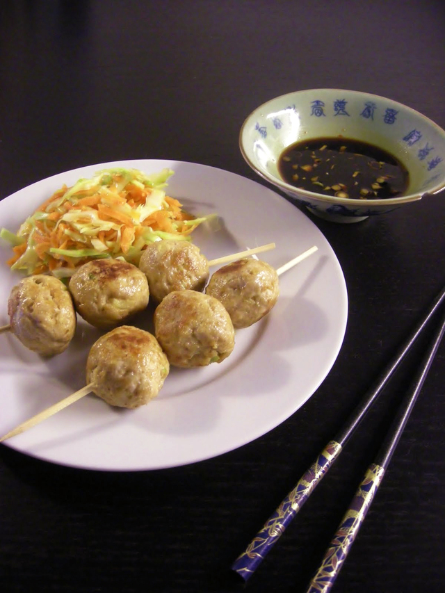 Japanske Kyllingefrikadeller med coleslaw