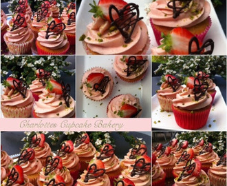 Vanilje/marcipan cupcakes m/jordbær frosting