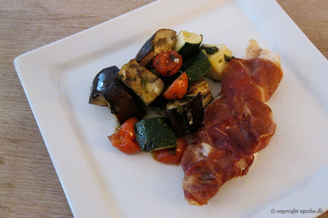 Torsk med serranoskinke og grøntsager i ovn