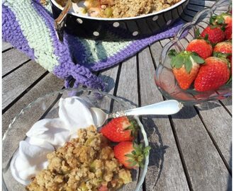 Lun rabarberkage med knasende sprød crumble