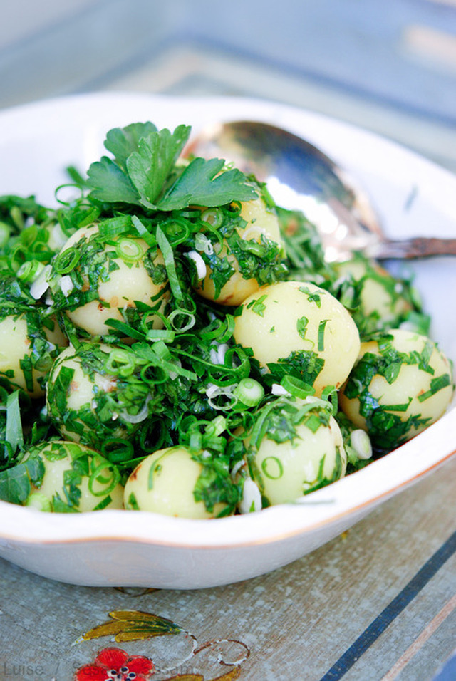 Grøn kartoffelsalat med persille, citron og hvidløg