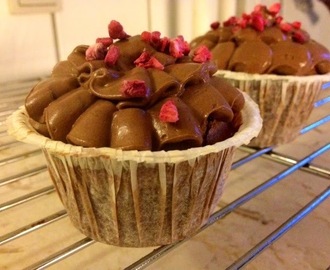 Glutenfri chokolademuffins med hasselnødder og brombær