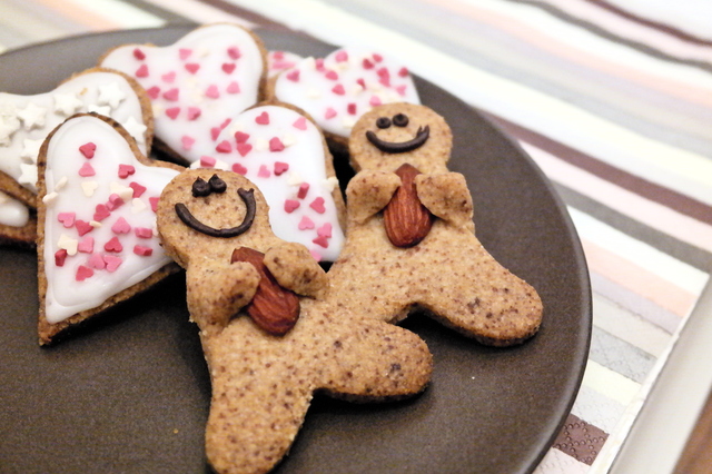 Nutty gingerbread cookies