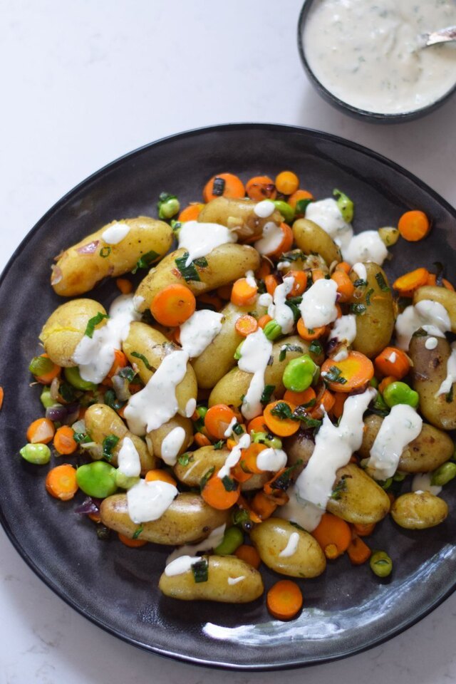 Stegt kartoffelsalat med sæsonens grøntsager og persillecreme