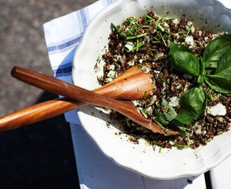 Salat med røde ris, urter og parmesan