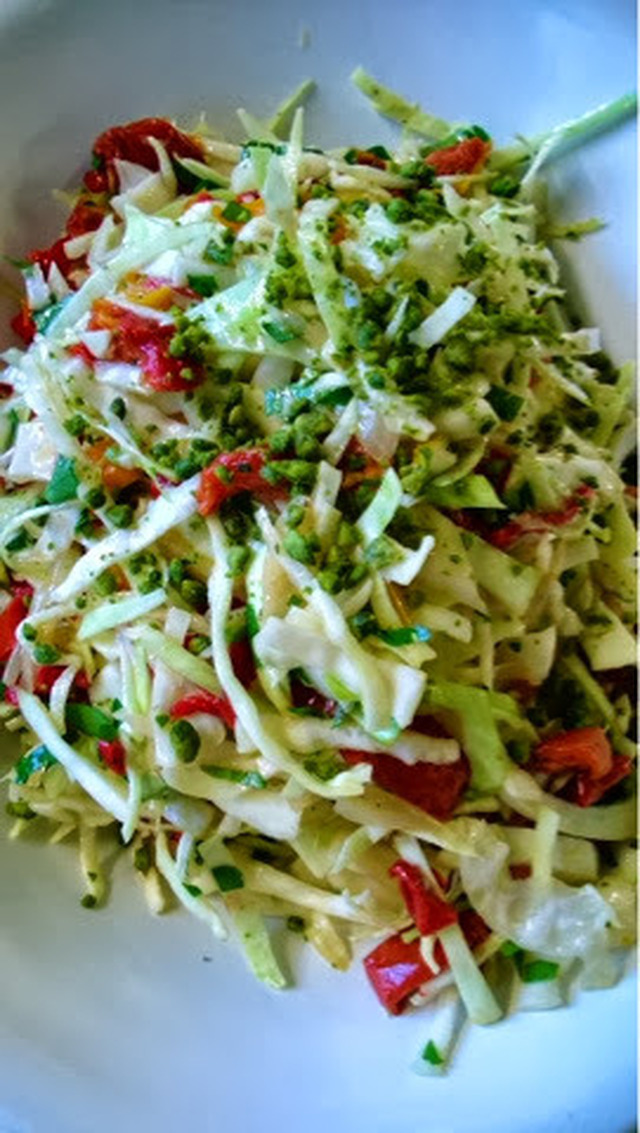 Spidskåls salat med bagt peberfrugt , soltørret tomat , hakket
pistacienødder , og vinaigrette .