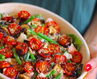 Pastasalat med langtidsbagte tomater, aubergine og tahindressing