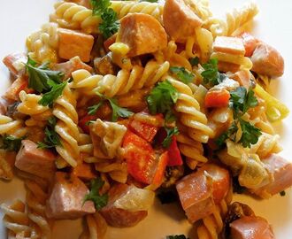 PØLSEGRYTE MED PASTA & CURRY ✿