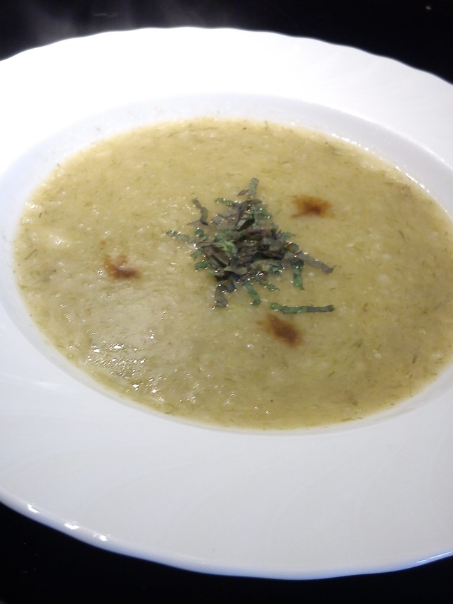 Porresuppe med kartofler og mynte