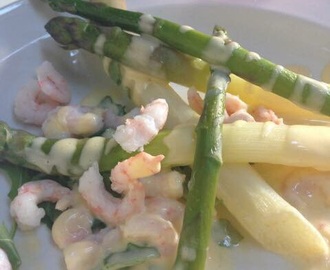 Dampede asparges med sauce mousseline og rejer