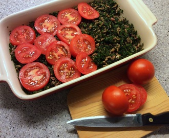 Ovnret med grønkål, tomater og oksefars