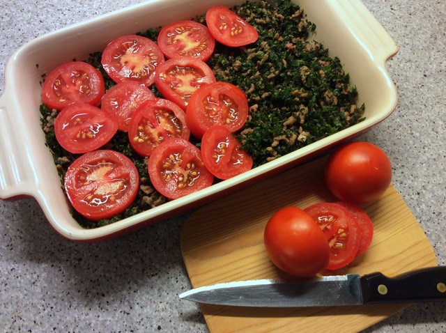 Ovnret med grønkål, tomater og oksefars