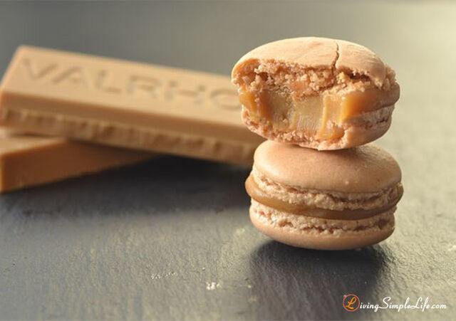 Dulcey Blond Chocolate Macarons