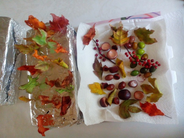 Leaves,berries and nuts made of flowerpaste and platinum paste .