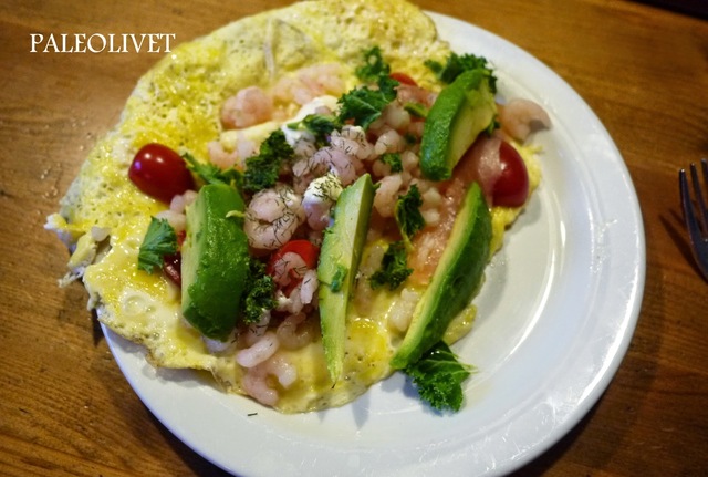 Paleo morgenmad - Omelet med rejer og avokado.