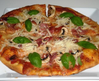 Pizza med Mozzarella, Parmaskinke og Basilikum