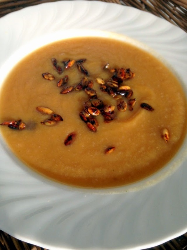 Butternut græskar suppe med krydret knas