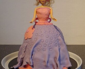 Barbiekage lavet til min nieces 8 års fødselsdag - december 2010