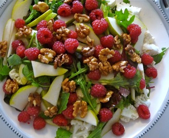Salat med frugt og nødder