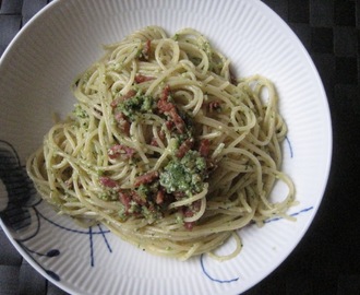 Pasta pesto med bacon