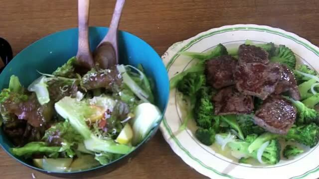 Minutsteaks med dampet broccoli og salat