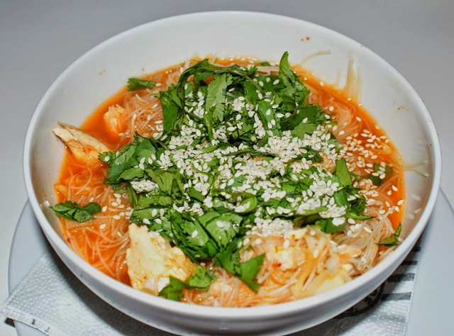 Asiatisk nudelsuppe med kylling, lime og spinat