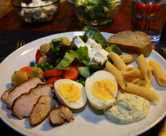 Stort salatbord med to hjemmerørte dressinger med græsk yoghurt