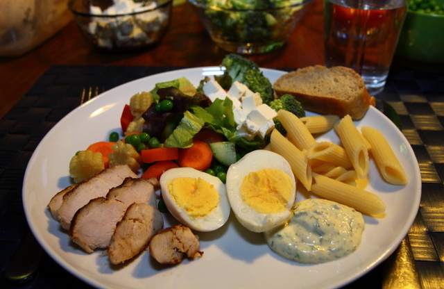 Stort salatbord med to hjemmerørte dressinger med græsk yoghurt