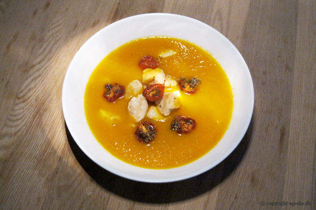 Orientalsk inspireret gulerodssuppe med semi-dried tomater
